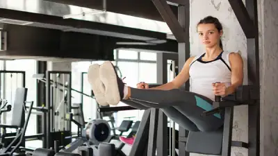 بالا کشیدن پا برای تقویت عضلات شکم