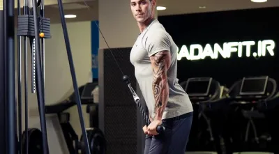 پشت بازو ایستاده طناب با دستگاه